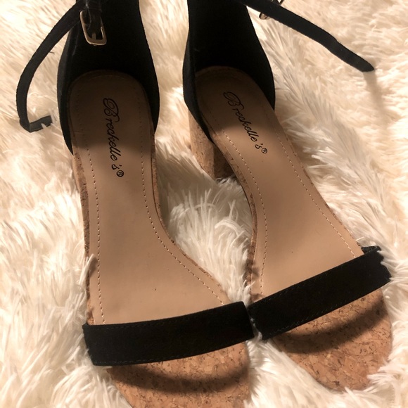 They are black and size 7 - Picture 2 of 2